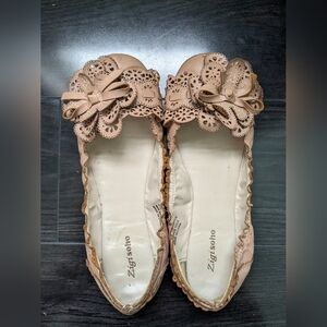 Zigi Soho Gillian flats blush taupe floral women's size 5.5